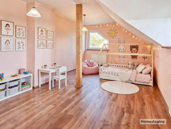HOMESTAGING - Na fotografii je prostorný zděný rodinný dům po rekonstrukci v obci Kucíny nedaleko Přeštic a Plzně. Nemovitost nabízí dispozici 6+1, obytné podkroví, užitnou plochu 238 m², pozemek o ve - Prodej domu 238 m², Příchovice