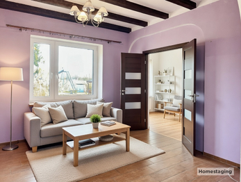HOMESTAGING - Na fotografii je prostorný zděný rodinný dům po rekonstrukci v obci Kucíny nedaleko Přeštic a Plzně. Nemovitost nabízí dispozici 6+1, obytné podkroví, užitnou plochu 238 m², pozemek o ve - Prodej domu 238 m², Příchovice