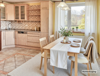 HOMESTAGING - Na fotografii je prostorný zděný rodinný dům po rekonstrukci v obci Kucíny nedaleko Přeštic a Plzně. Nemovitost nabízí dispozici 6+1, obytné podkroví, užitnou plochu 238 m², pozemek o ve - Prodej domu 238 m², Příchovice