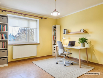 HOMESTAGING - Na fotografii je prostorný zděný rodinný dům po rekonstrukci v obci Kucíny nedaleko Přeštic a Plzně. Nemovitost nabízí dispozici 6+1, obytné podkroví, užitnou plochu 238 m², pozemek o ve - Prodej domu 238 m², Příchovice