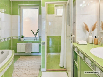 HOMESTAGING - Na fotografii je prostorný zděný rodinný dům po rekonstrukci v obci Kucíny nedaleko Přeštic a Plzně. Nemovitost nabízí dispozici 6+1, obytné podkroví, užitnou plochu 238 m², pozemek o ve - Prodej domu 238 m², Příchovice
