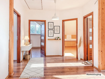 HOMESTAGING - Na fotografii je prostorný zděný rodinný dům po rekonstrukci v obci Kucíny nedaleko Přeštic a Plzně. Nemovitost nabízí dispozici 6+1, obytné podkroví, užitnou plochu 238 m², pozemek o ve - Prodej domu 238 m², Příchovice