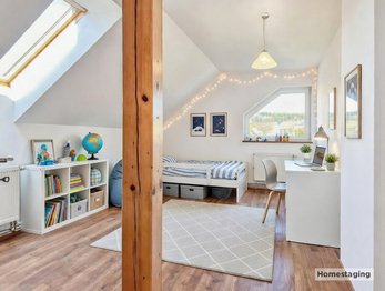 HOMESTAGING - Na fotografii je prostorný zděný rodinný dům po rekonstrukci v obci Kucíny nedaleko Přeštic a Plzně. Nemovitost nabízí dispozici 6+1, obytné podkroví, užitnou plochu 238 m², pozemek o ve - Prodej domu 238 m², Příchovice