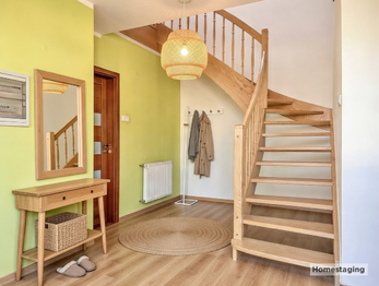 HOMESTAGING - Na fotografii je prostorný zděný rodinný dům po rekonstrukci v obci Kucíny nedaleko Přeštic a Plzně. Nemovitost nabízí dispozici 6+1, obytné podkroví, užitnou plochu 238 m², pozemek o ve - Prodej domu 238 m², Příchovice