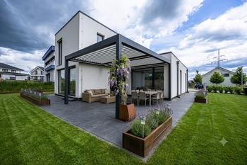 Vizualizace možného stavu terasy s bioklimatickou pergolou... - Prodej domu 230 m², Vysoký Újezd