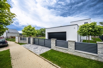 Vizualizace možného čelního oplocení a osázení přední části zahrady... - Prodej domu 230 m², Vysoký Újezd