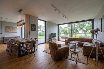 Vizualizace možného uspořádání hlavní obytné místnoti - OP se vstupem na terasu + jídelna u kuchyně. - Prodej domu 230 m², Vysoký Újezd