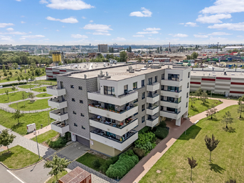Pohled na dům - Prodej bytu 4+kk v osobním vlastnictví 107 m², Praha 10 - Dolní Měcholupy