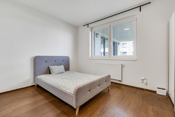 První pokoj - Prodej bytu 4+kk v osobním vlastnictví 107 m², Praha 10 - Dolní Měcholupy