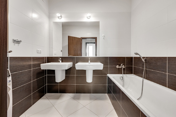 Koupelna - Prodej bytu 4+kk v osobním vlastnictví 107 m², Praha 10 - Dolní Měcholupy