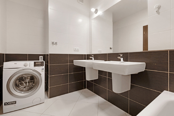 Koupelna - Prodej bytu 4+kk v osobním vlastnictví 107 m², Praha 10 - Dolní Měcholupy