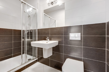 Koupelna k ložnici - Prodej bytu 4+kk v osobním vlastnictví 107 m², Praha 10 - Dolní Měcholupy