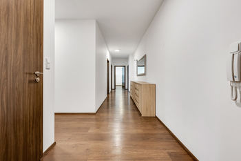 Chodba bytu - Prodej bytu 4+kk v osobním vlastnictví 107 m², Praha 10 - Dolní Měcholupy