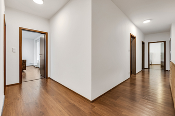 Chodba bytu - Prodej bytu 4+kk v osobním vlastnictví 107 m², Praha 10 - Dolní Měcholupy