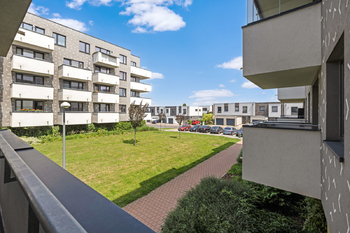 Výhled z balkonu  - Prodej bytu 4+kk v osobním vlastnictví 107 m², Praha 10 - Dolní Měcholupy