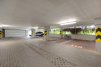 Garážové stání - Prodej bytu 4+kk v osobním vlastnictví 107 m², Praha 10 - Dolní Měcholupy
