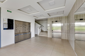 Vstupní chodba domu - Prodej bytu 4+kk v osobním vlastnictví 107 m², Praha 10 - Dolní Měcholupy