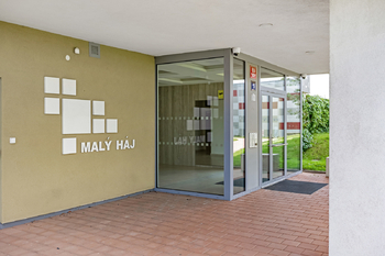 Vstup do domu - Prodej bytu 4+kk v osobním vlastnictví 107 m², Praha 10 - Dolní Měcholupy