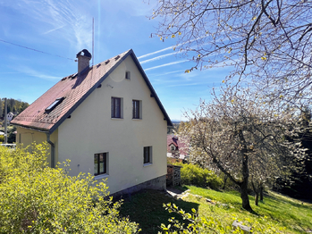 Pohled na dům z příjezdové komunikace - Prodej domu 100 m², Nejdek