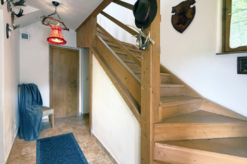 Chodba 1. NP se schodiště - Prodej domu 100 m², Nejdek
