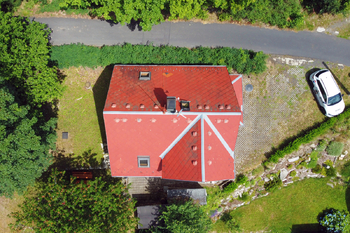 Pohled na dům z dronu - Prodej domu 100 m², Nejdek