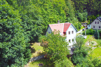 Pohled na dům z dronu - Prodej domu 100 m², Nejdek