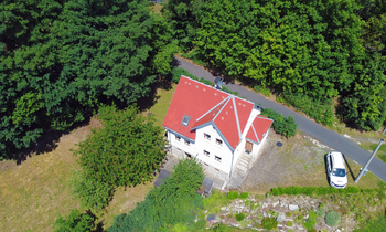 Pohled na dům z dronu - Prodej domu 100 m², Nejdek