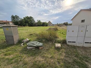 Pohled na elektroměrový a plynoměrový pilíř a vodoměrnou šachtu - Prodej pozemku 1605 m², Staňkovice