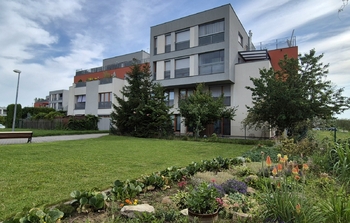pohled na dům - Pronájem bytu 2+kk v osobním vlastnictví 52 m², Praha 10 - Pitkovice 