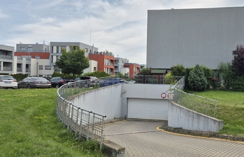 vjezd do garáží - Pronájem bytu 2+kk v osobním vlastnictví 52 m², Praha 10 - Pitkovice
