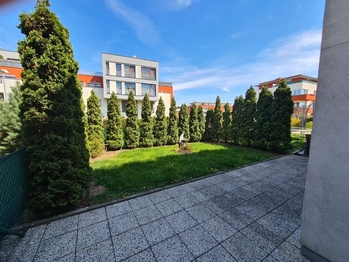 předzahrádka - Pronájem bytu 2+kk v osobním vlastnictví 52 m², Praha 10 - Pitkovice