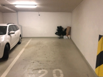 garážové stání - Pronájem bytu 2+kk v osobním vlastnictví 52 m², Praha 10 - Pitkovice