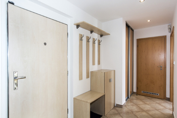chodba - Pronájem bytu 2+kk v osobním vlastnictví 52 m², Praha 10 - Pitkovice