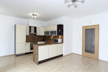 kuchyně - Pronájem bytu 2+kk v osobním vlastnictví 52 m², Praha 10 - Pitkovice
