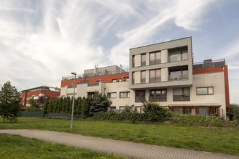 pohled na dům - Pronájem bytu 2+kk v osobním vlastnictví 52 m², Praha 10 - Pitkovice