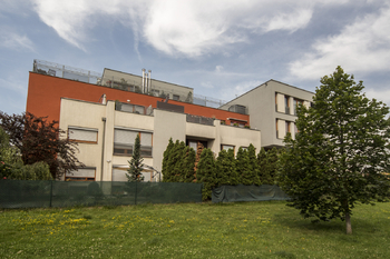 pohled na dům - Pronájem bytu 2+kk v osobním vlastnictví 52 m², Praha 10 - Pitkovice