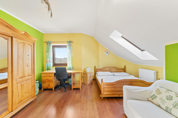 Samostatný pokoj č.2 v patře - Prodej domu 194 m², Býšť