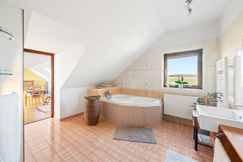 Koupelna s vanou a sprchovým koutem v patře - Prodej domu 194 m², Býšť