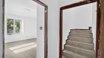 chodba-vstup do druhého patra - Prodej domu 170 m², Vrbičany