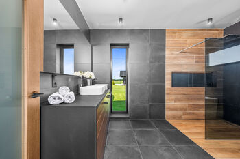 koupelna s vanou a sprchou - Prodej domu 160 m², Mladošovice