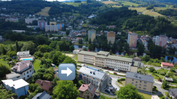 pohled na dům a panorama Železného Brodu - Pronájem bytu 3+1 v osobním vlastnictví 64 m², Železný Brod