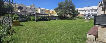 společná zahrada za domem  - Prodej bytu 2+1 v osobním vlastnictví 60 m², Louny