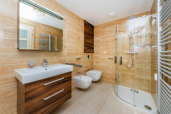 koupelna U Kublova sprcha - Pronájem bytu 3+kk v osobním vlastnictví 88 m², Praha 4 - Podolí