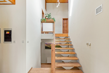 Schodiště  do klidové části domu - Prodej domu 186 m², Uhlířské Janovice