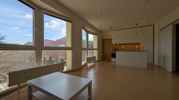 Obývací pokoj + KK - Pronájem bytu 2+kk v osobním vlastnictví 52 m², Praha 9 - Újezd nad Lesy