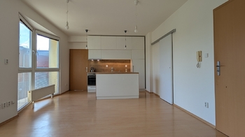 Obývací pokoj + KK - Pronájem bytu 2+kk v osobním vlastnictví 52 m², Praha 9 - Újezd nad Lesy