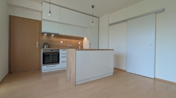 Obývací pokoj + KK - Pronájem bytu 2+kk v osobním vlastnictví 52 m², Praha 9 - Újezd nad Lesy