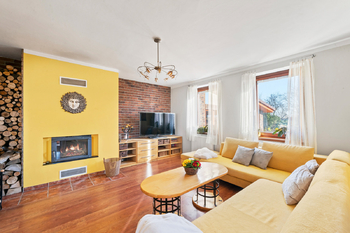 Obývací pokoj - Prodej domu 194 m², Býšť