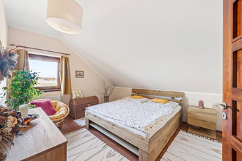 Samostatný pokoj č.3 v patře - Prodej domu 194 m², Býšť