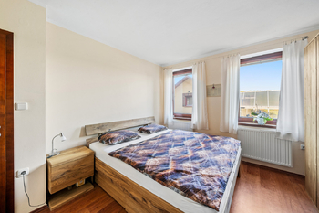 Samostatný pokoj v přízemí - Prodej domu 194 m², Býšť